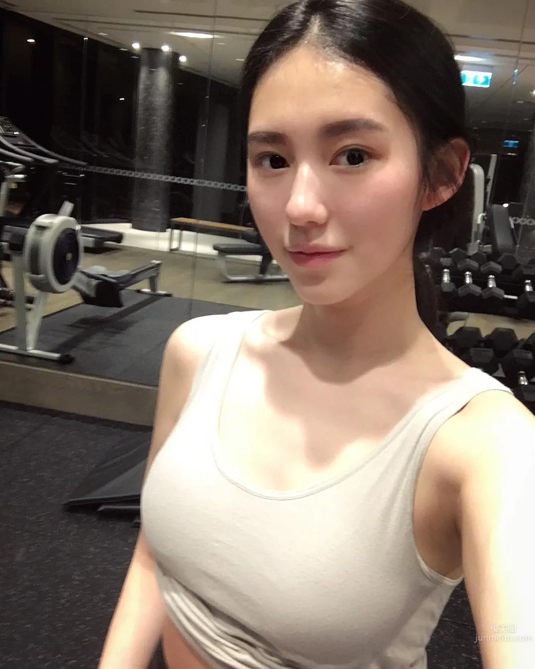 Neeitrighthere- 不靠長輩靠美腿 10萬網友被她電暈 1