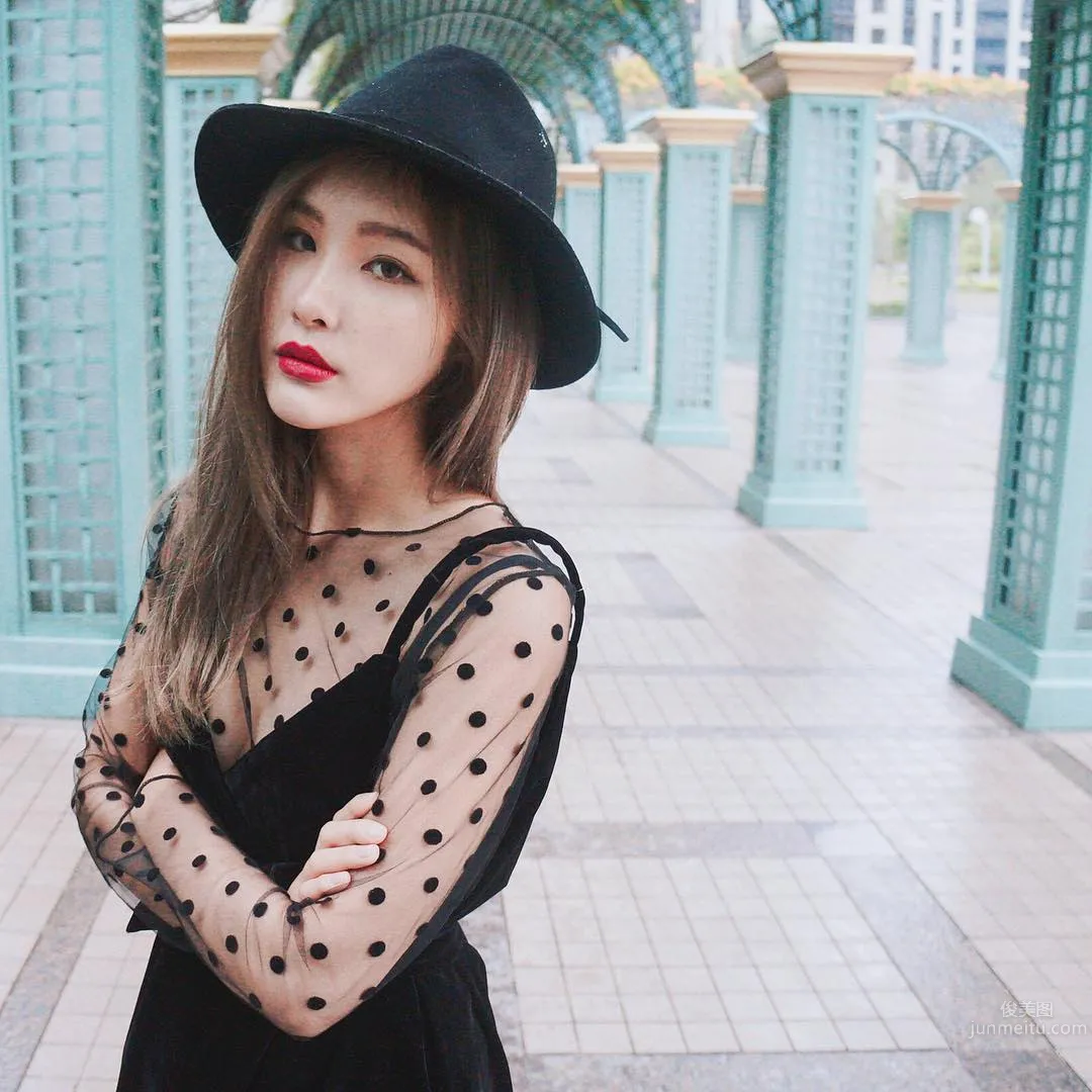 Vika Yu- 穿上超好賣的泳裝秀出不科學蠻腰 15
