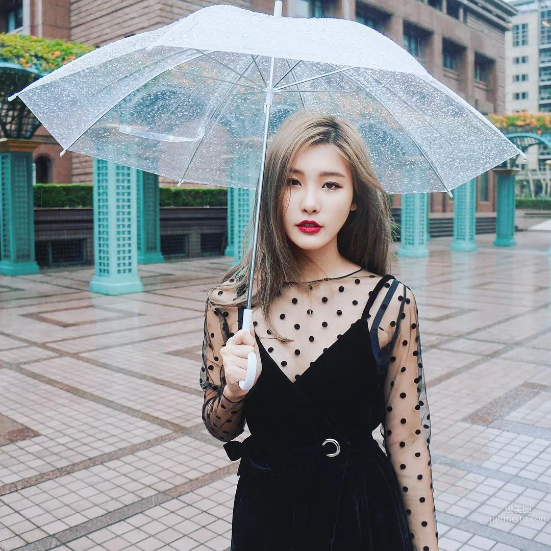 Vika Yu- 穿上超好賣的泳裝秀出不科學蠻腰 14