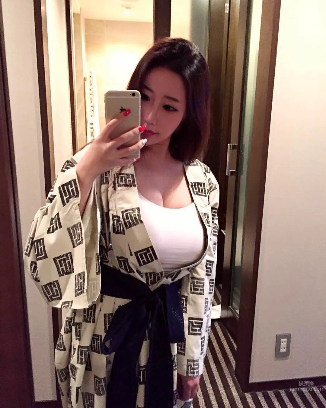 i.am.yui, So Hot She Loses Her Balance photo 10
