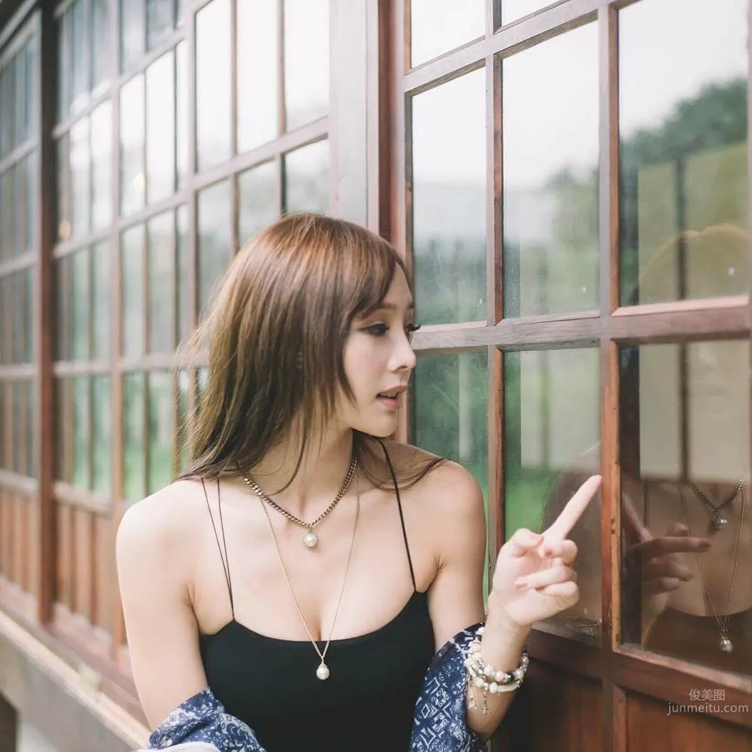 王真真- 黑色蕾絲禮服「美好風景」一覽無遺 16
