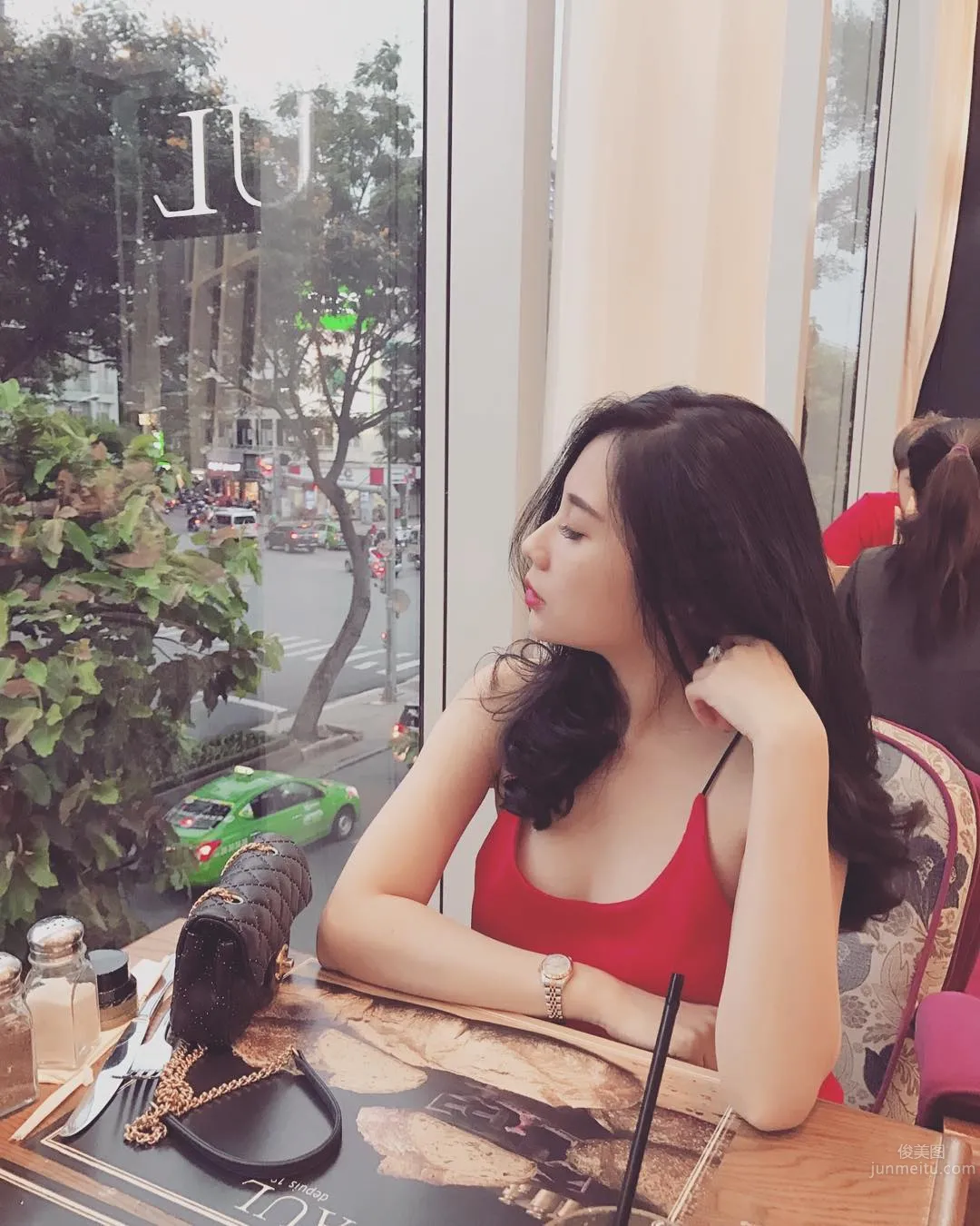 HELENTR, The Fair Beauty Who Loves Vietnam More and More photo 35