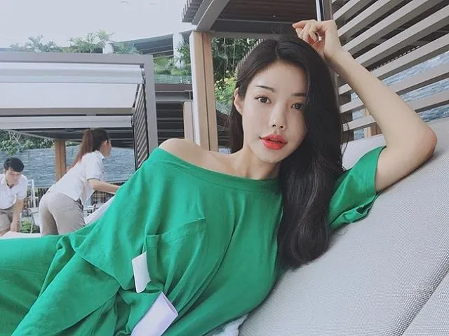 網拍模特樸瓷美 泳衣被撐的好辛苦 17