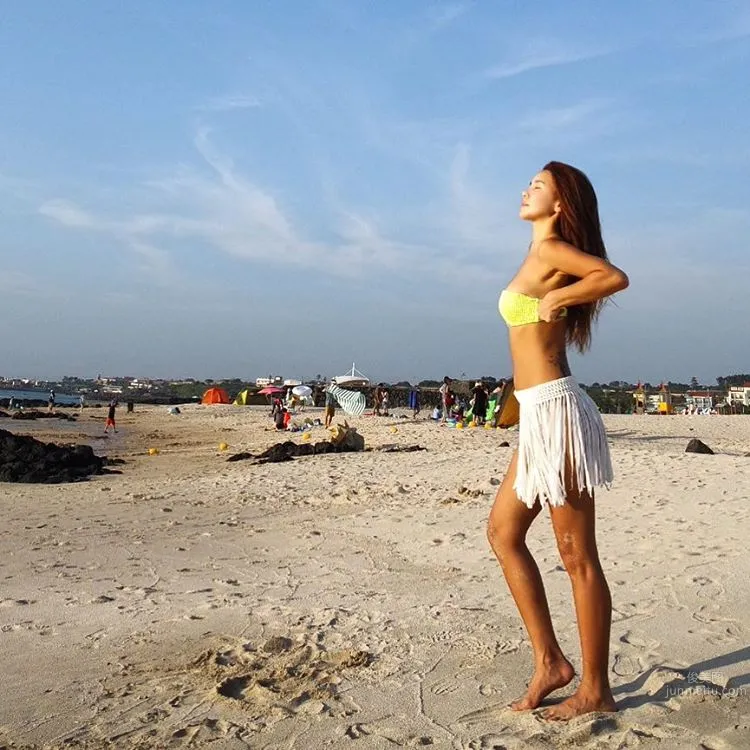 Korean Online Shop Model Onfleeklily, Looks and Figure Complement Each Other photo 9