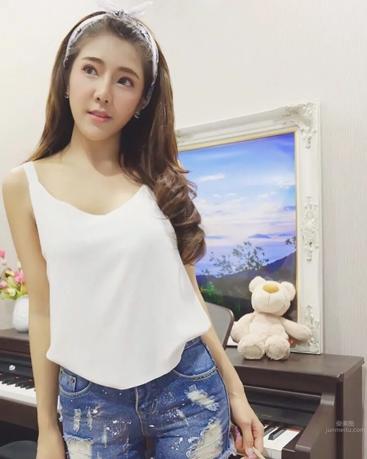 Thai Car Model Numnim Jang, Sometimes Sexy, Sometimes Playful photo 14
