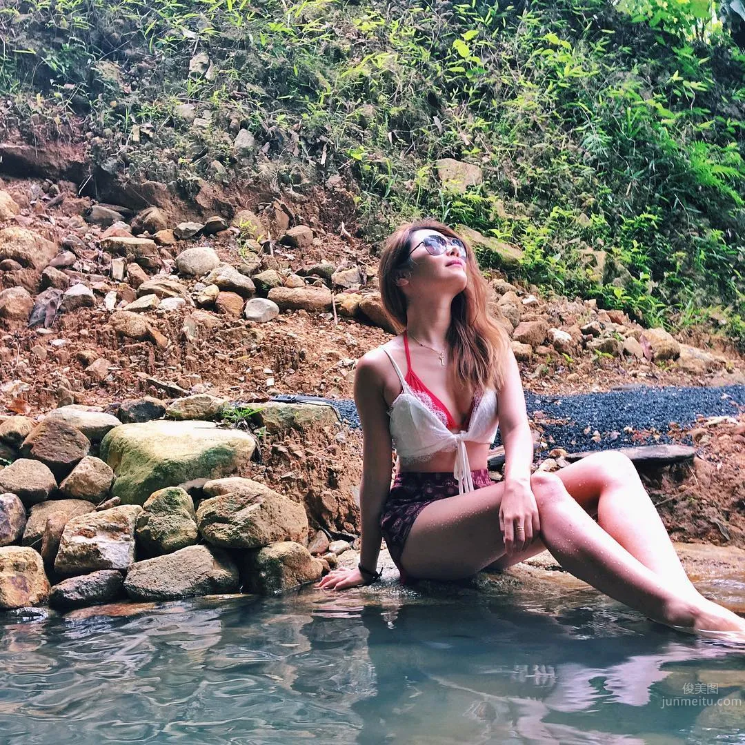 Singapore Internet Celebrity Aylna Neo Shows Off Her Great Figure in a Strappy Swimsuit photo 5