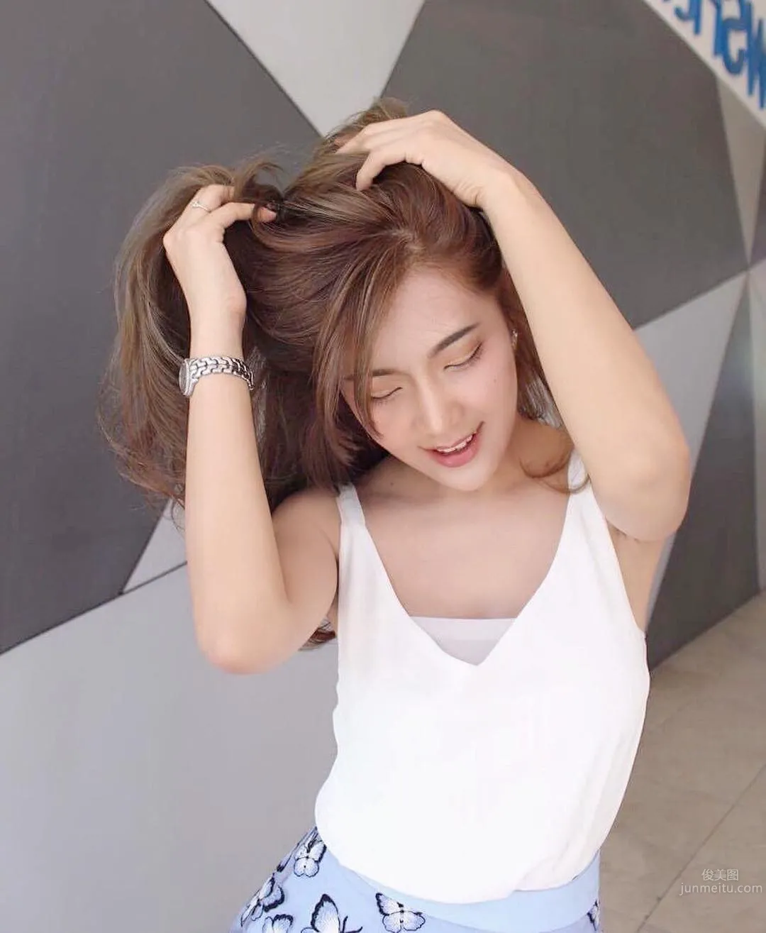Thai Car Model Numnim Jang, Sometimes Sexy, Sometimes Playful photo 27