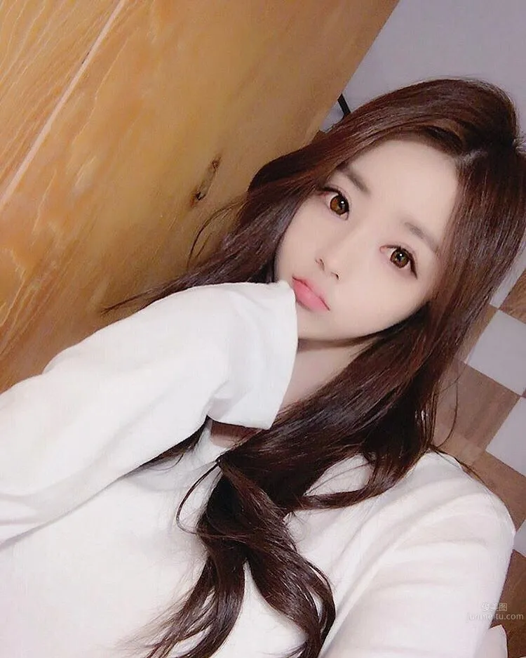 韓國網紅홍서아比基尼戲水 俯視視角超犯規 18