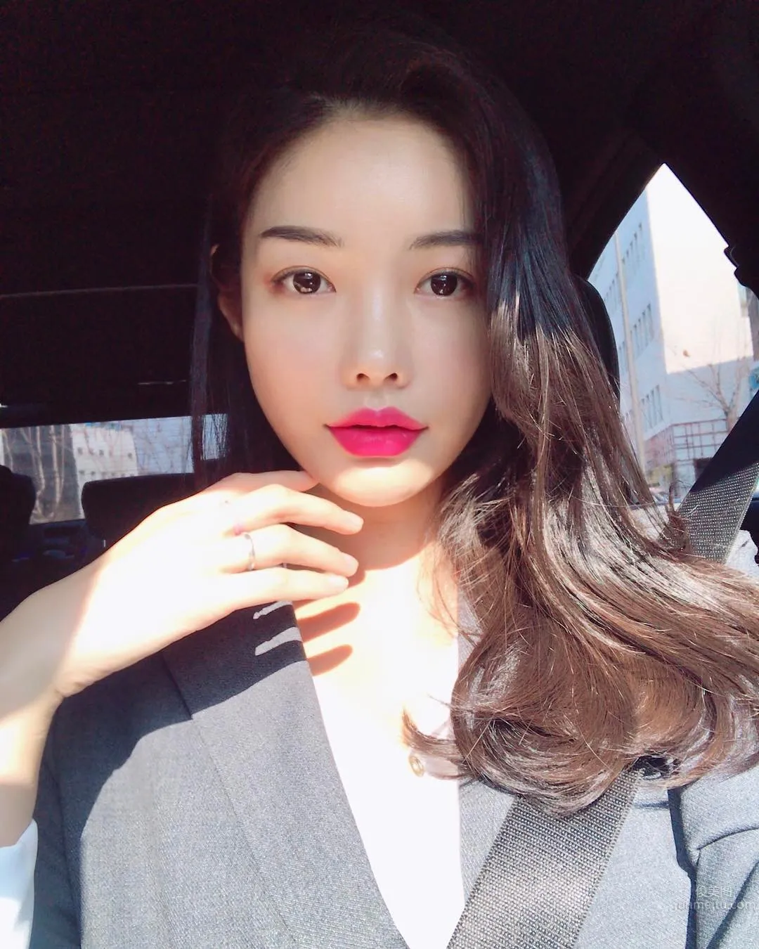 網拍模特樸瓷美 泳衣被撐的好辛苦 1