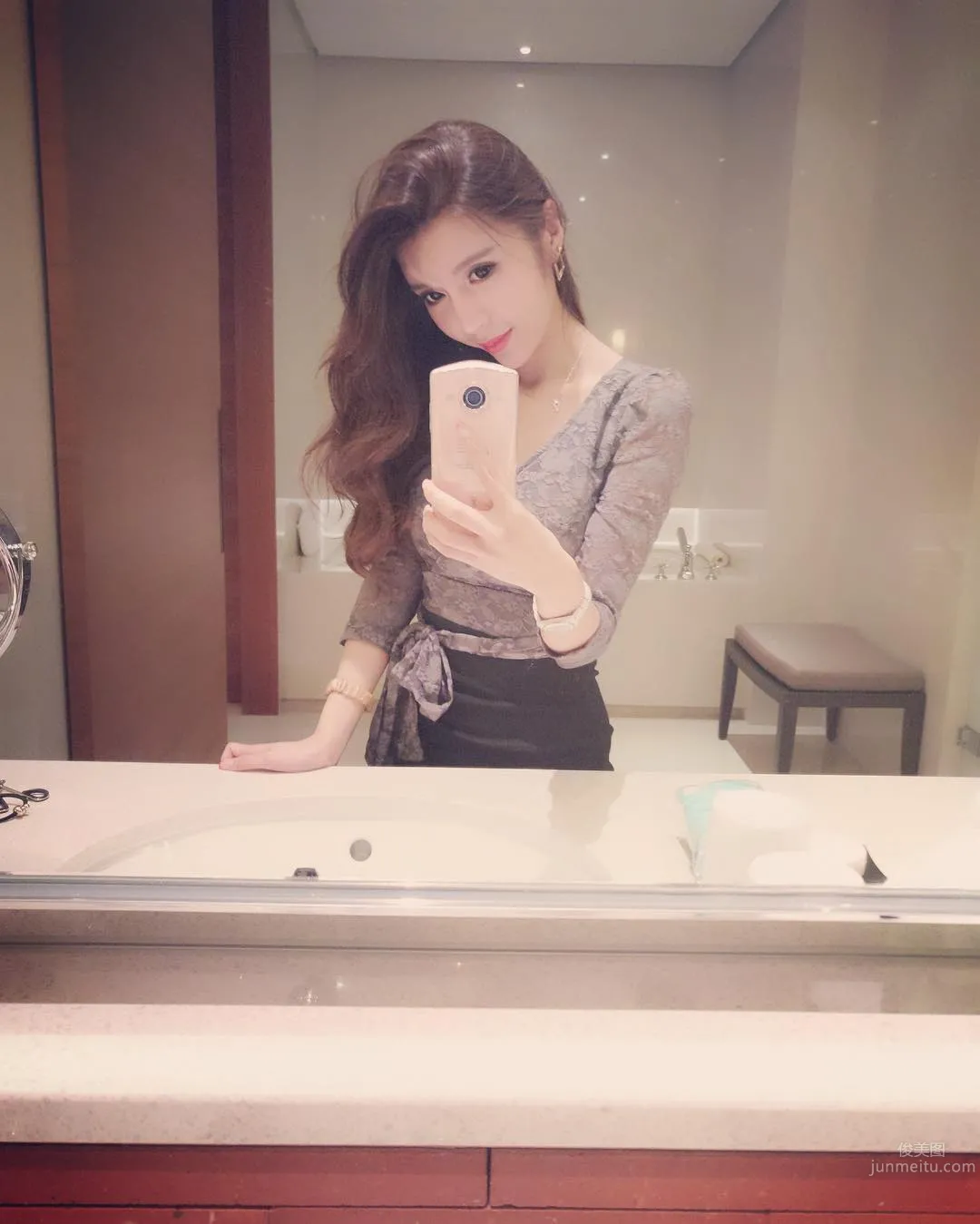 Popular Web Model Liuziyu Vicky, Devil Figure Sexy Bombshell photo 5