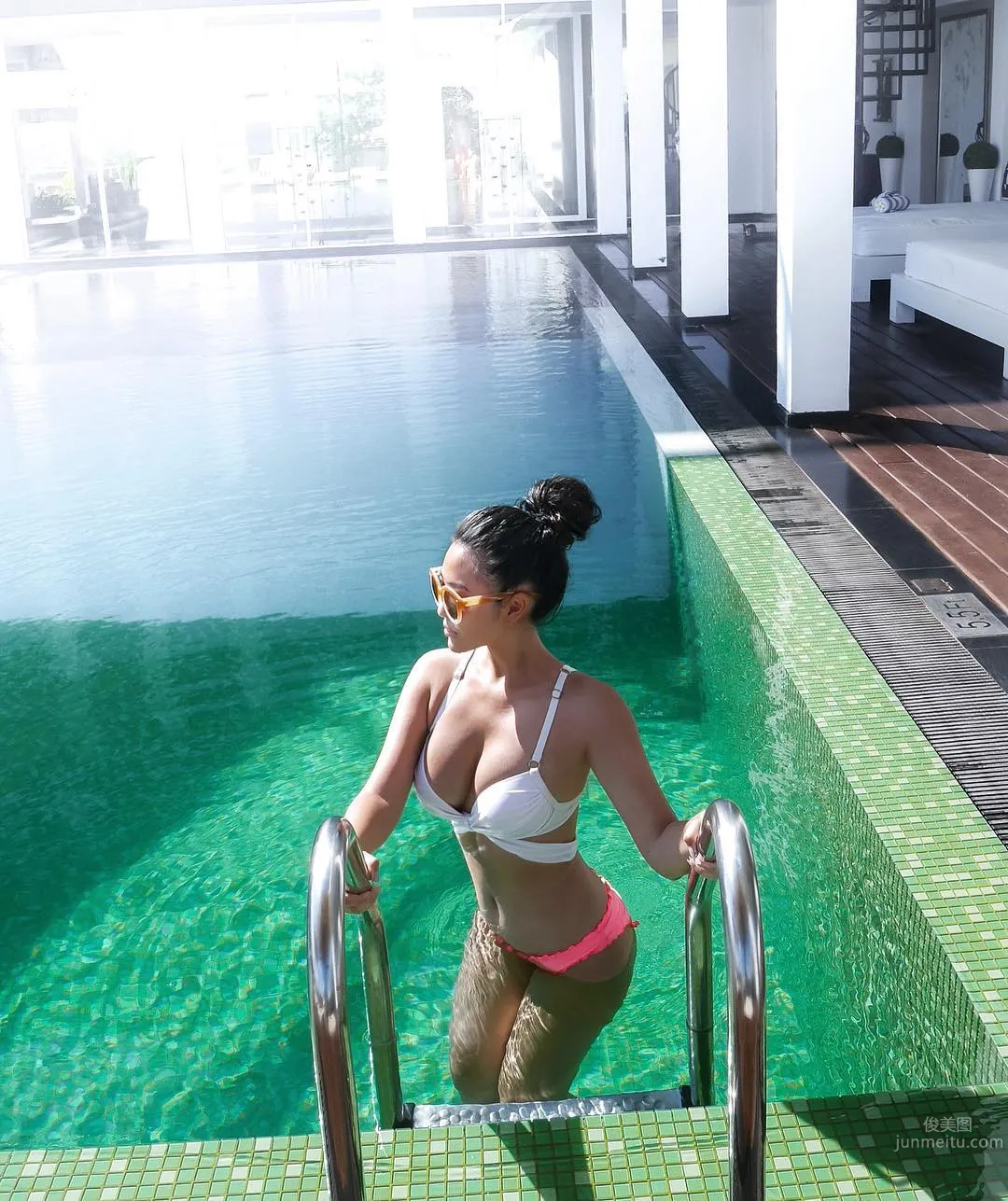 Elegant Female Model Viv Li, Various Sports Photos Show Off Her Figure photo 42