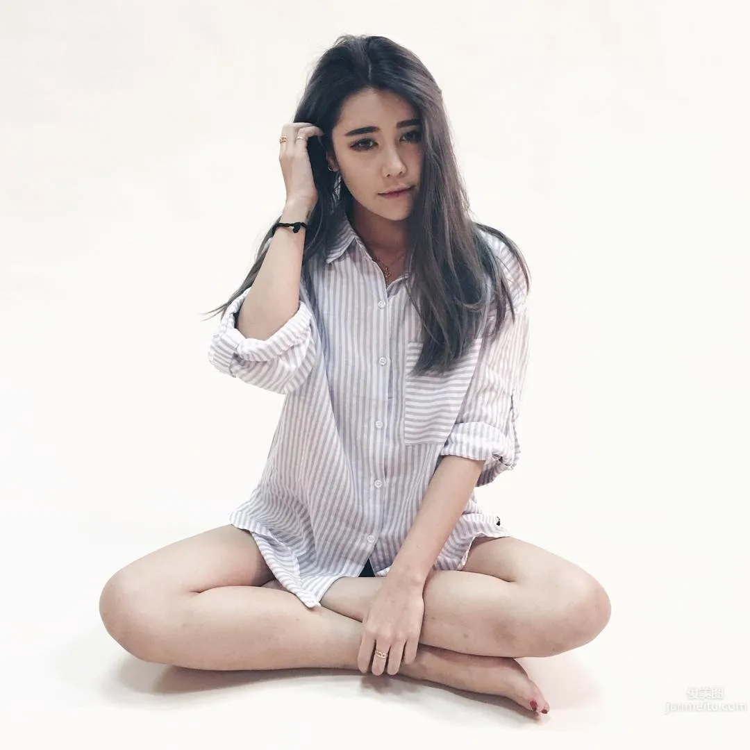 Singapore Internet Celebrity Aylna Neo Shows Off Her Great Figure in a Strappy Swimsuit photo 13