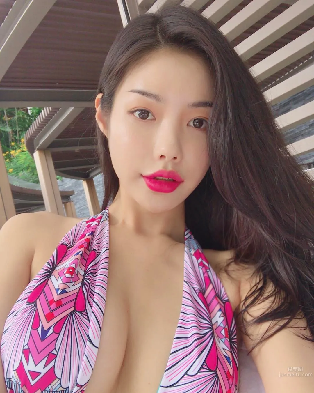 網拍模特樸瓷美 泳衣被撐的好辛苦 10