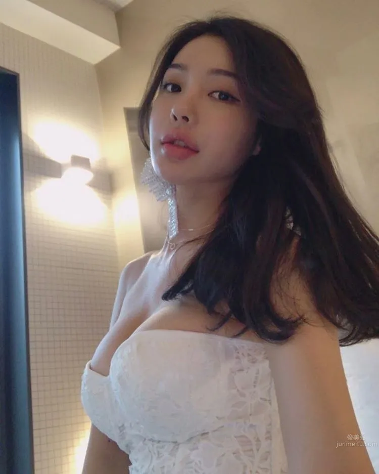 網拍模特樸瓷美 泳衣被撐的好辛苦 6