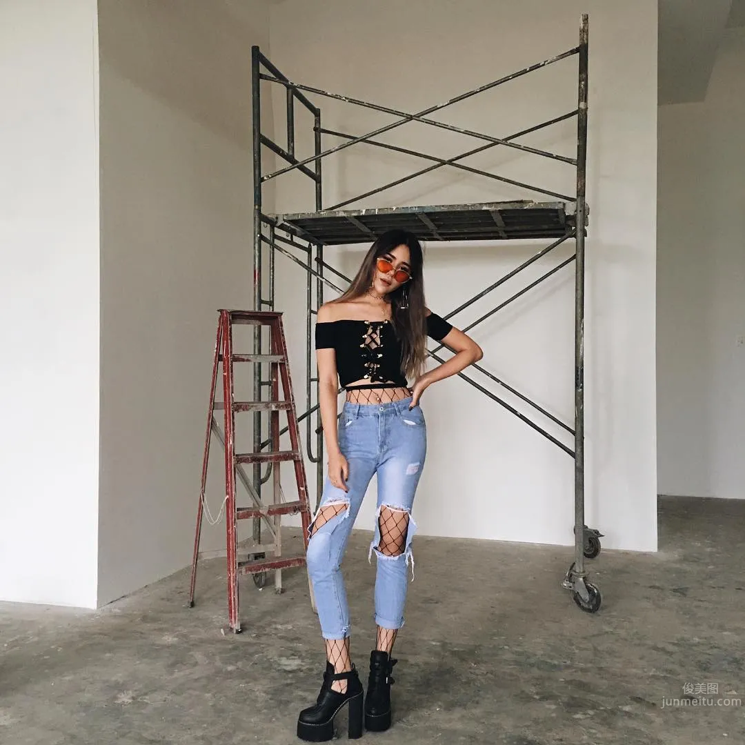 Singapore Internet Celebrity Aylna Neo Shows Off Her Great Figure in a Strappy Swimsuit photo 18