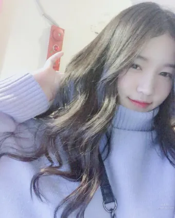 韓國妹子Ahrimei 深V比基尼飽滿美胸自拍