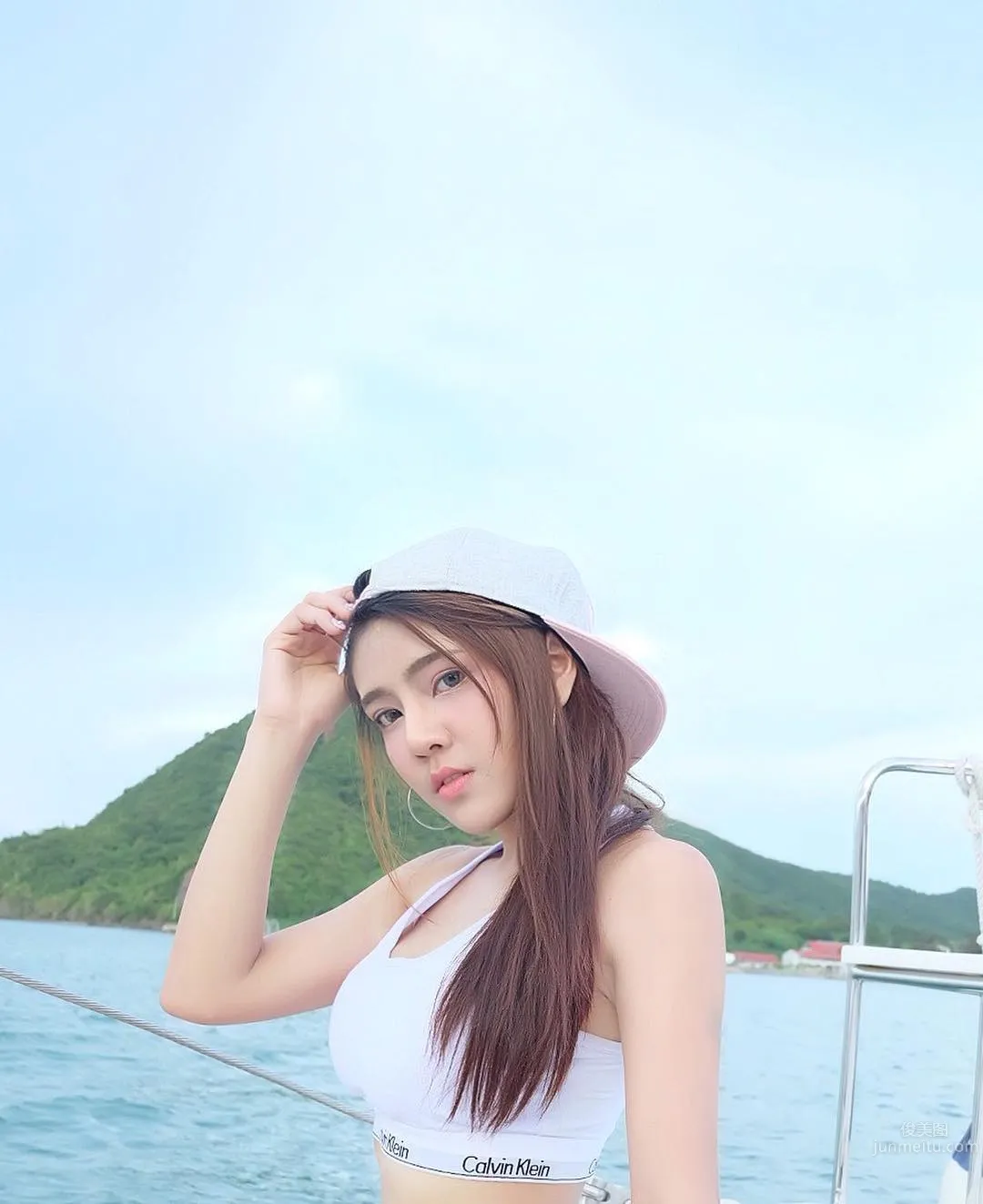 Thai Car Model Numnim Jang, Sometimes Sexy, Sometimes Playful photo 10