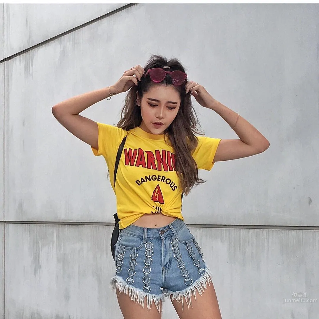 Singapore Internet Celebrity Aylna Neo Shows Off Her Great Figure in a Strappy Swimsuit photo 19
