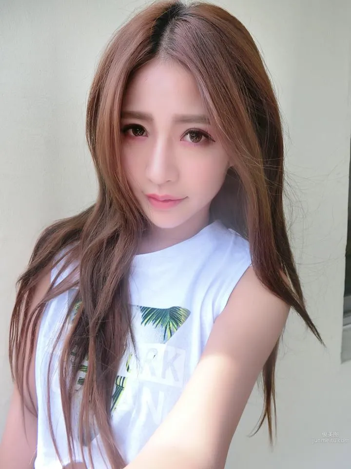 「触觉系」正妹陈予Fairy 厌世脸外拍女神私房照_10