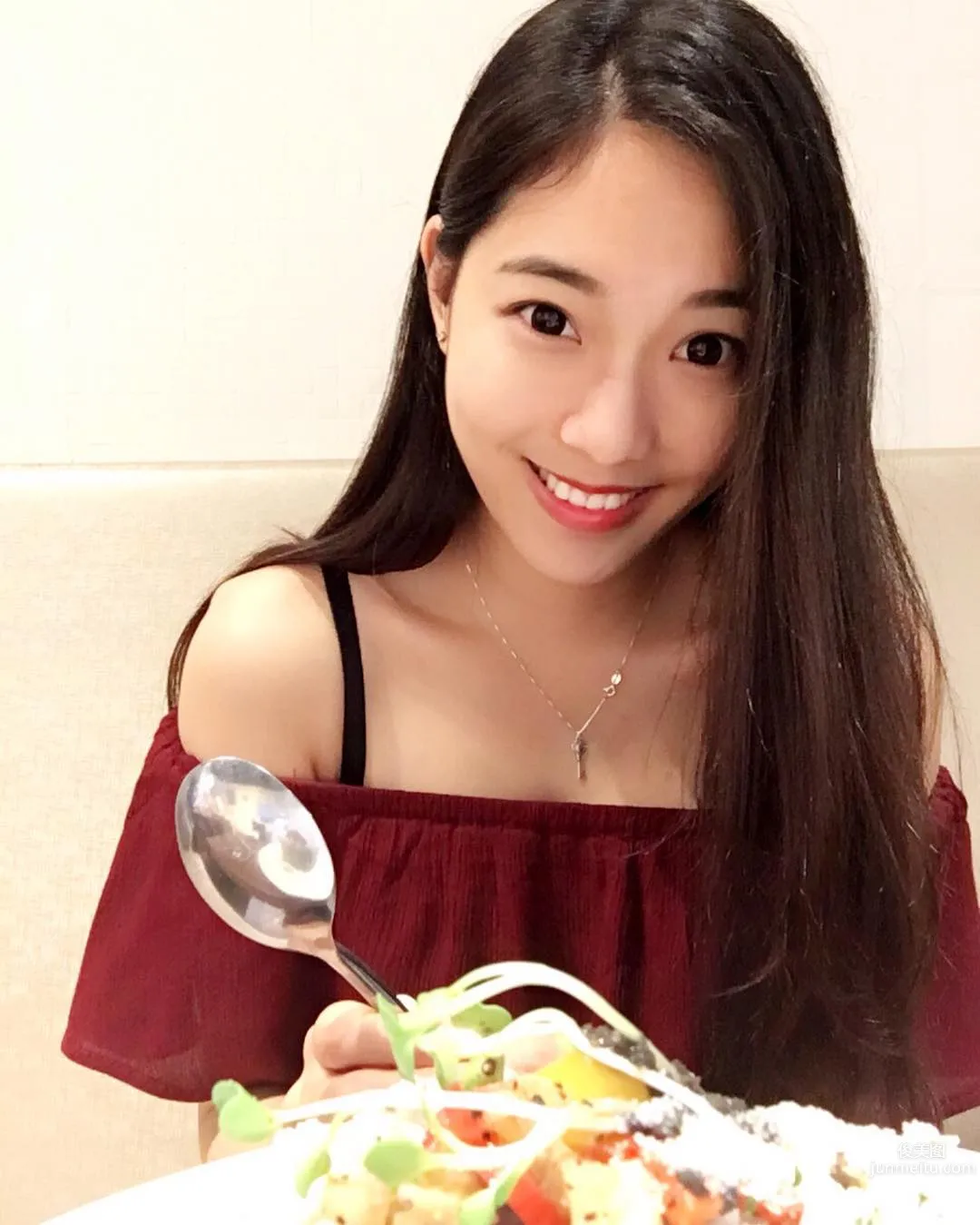 多才多藝鄭小奈 白皙蜜大腿身材好 11