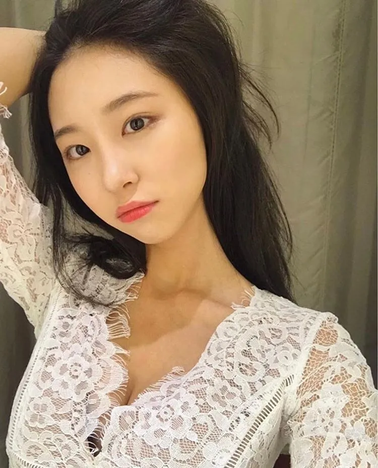 氣質網模申高恩 身材好穿什麼都上鏡 18