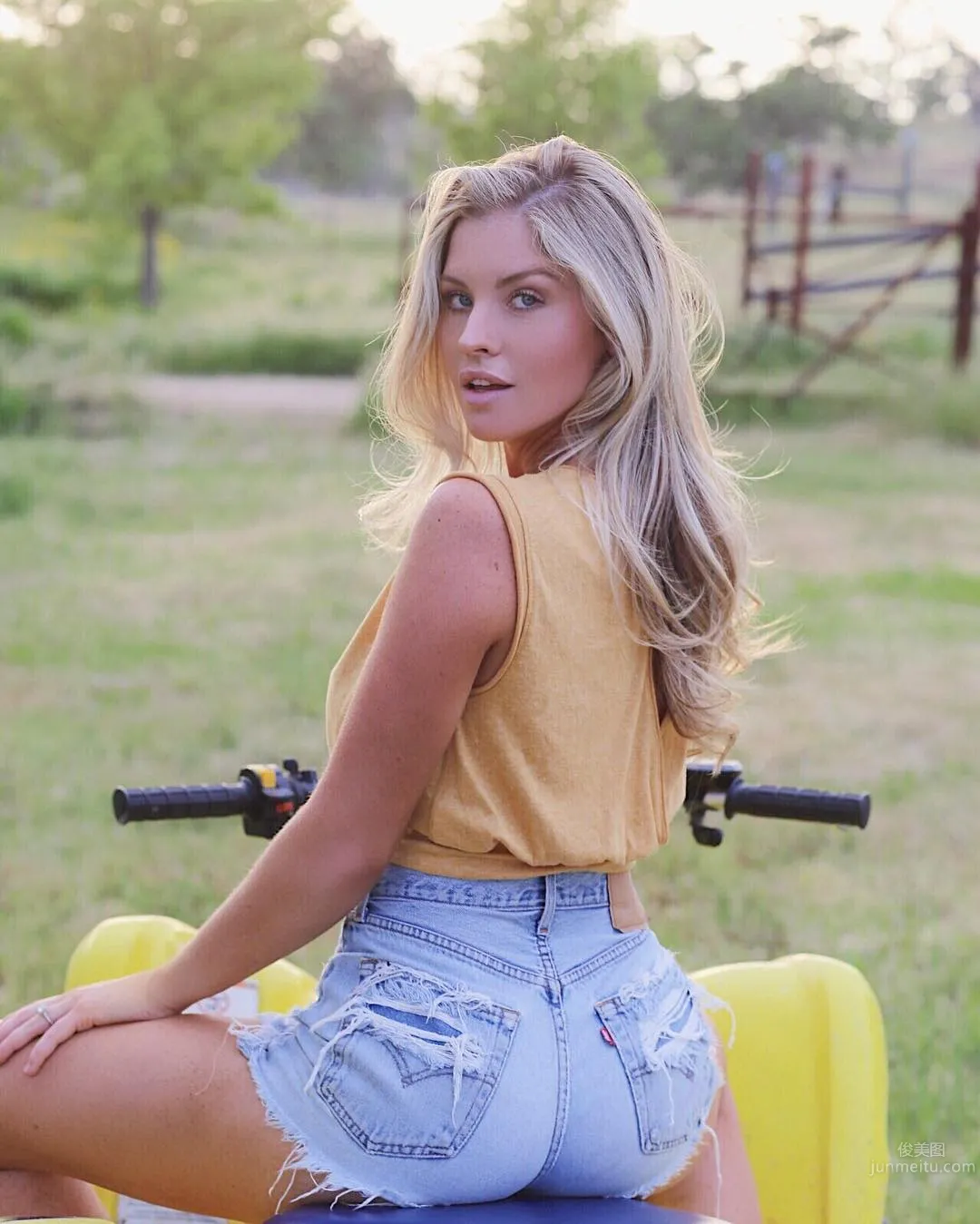 Side Boob Goddess Carly Lauren Sexy Hot Photos with Curvy Figure photo 23