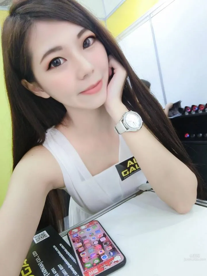 人氣SG正妹邱冰冰 場内場外的白皙美人 18