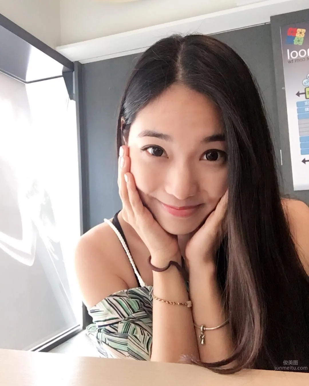 多才多藝鄭小奈 白皙蜜大腿身材好 14