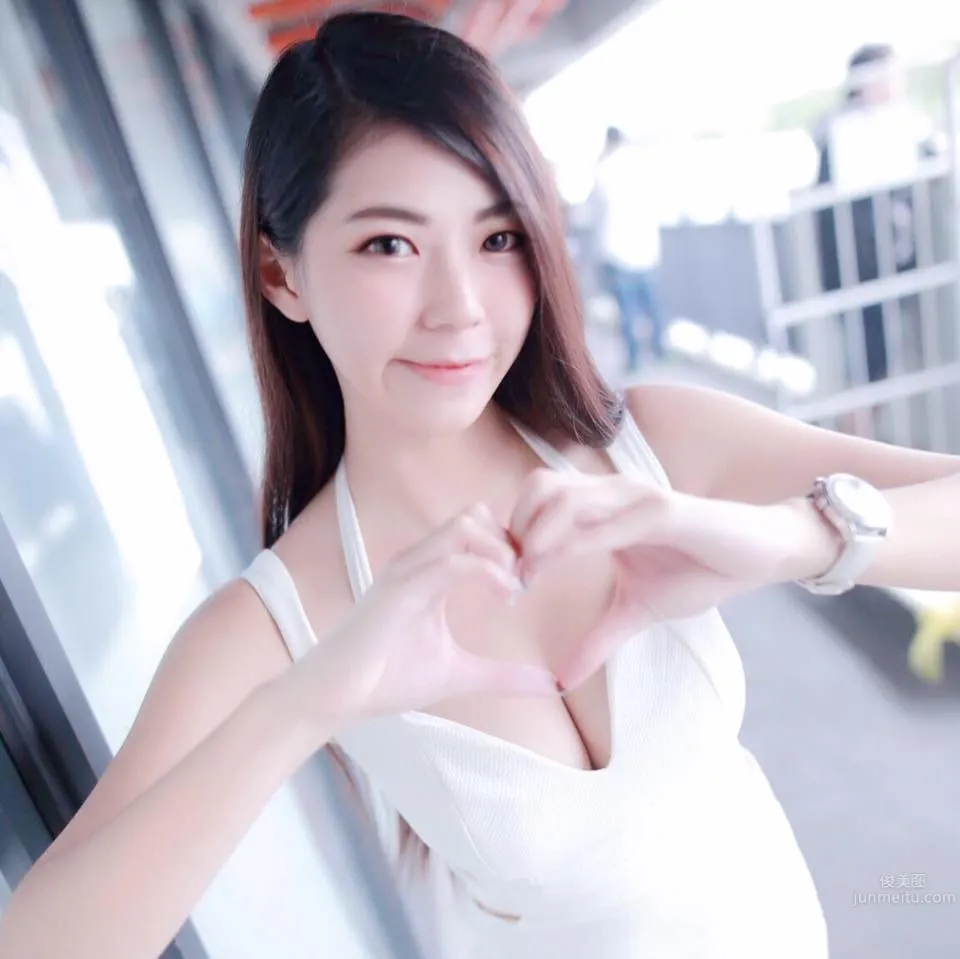 人氣SG正妹邱冰冰 場内場外的白皙美人 16