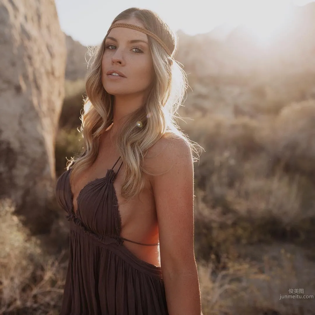 Side Boob Goddess Carly Lauren Sexy Hot Photos with Curvy Figure photo 14