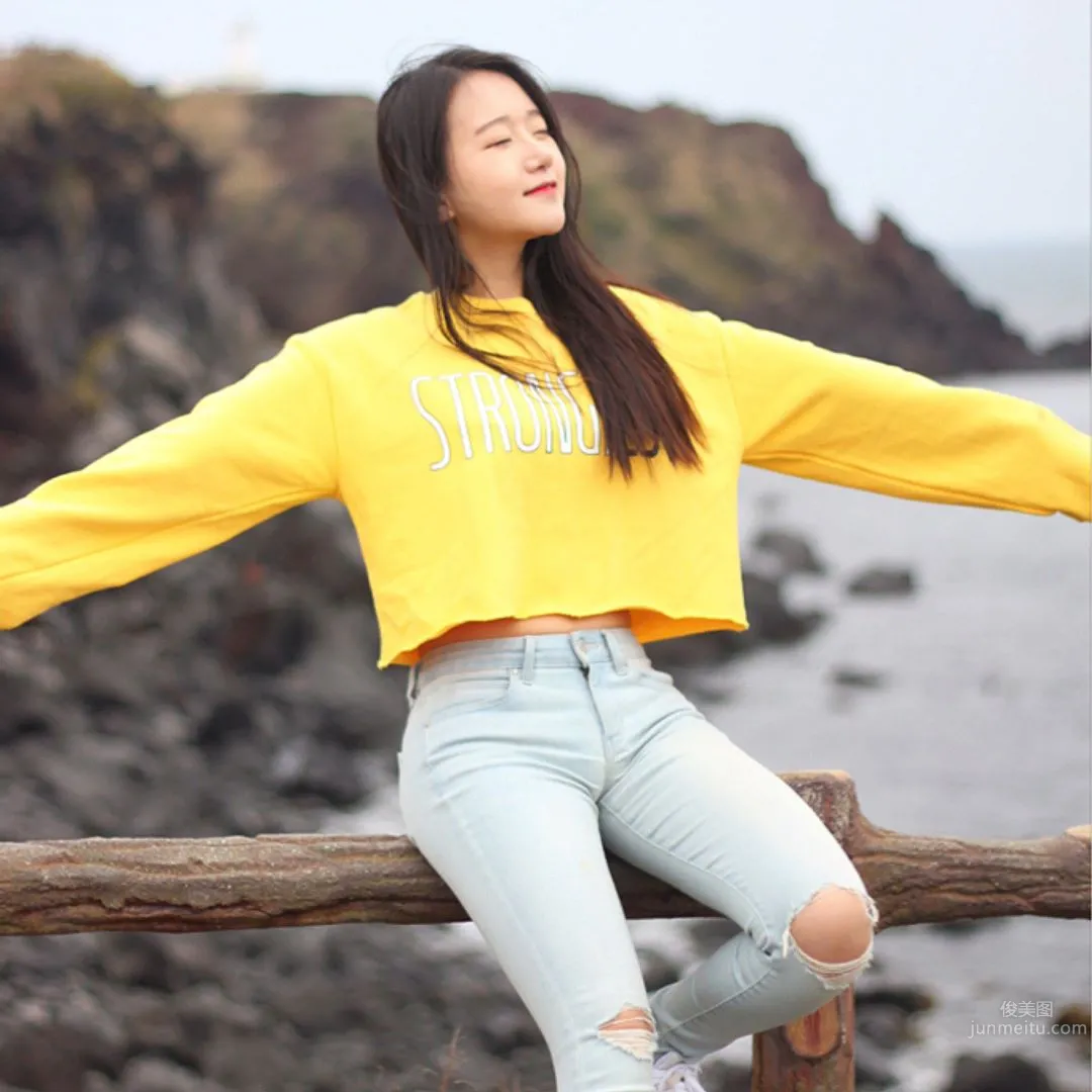 Korean Fresh Girl m_loveea Shows Off Hot Figure Doing Yoga photo 17