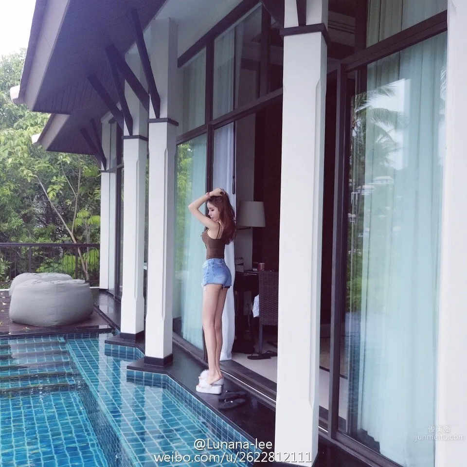 Female Streamer Lunana-lee Weibo Fashion Private Shoot photo 3