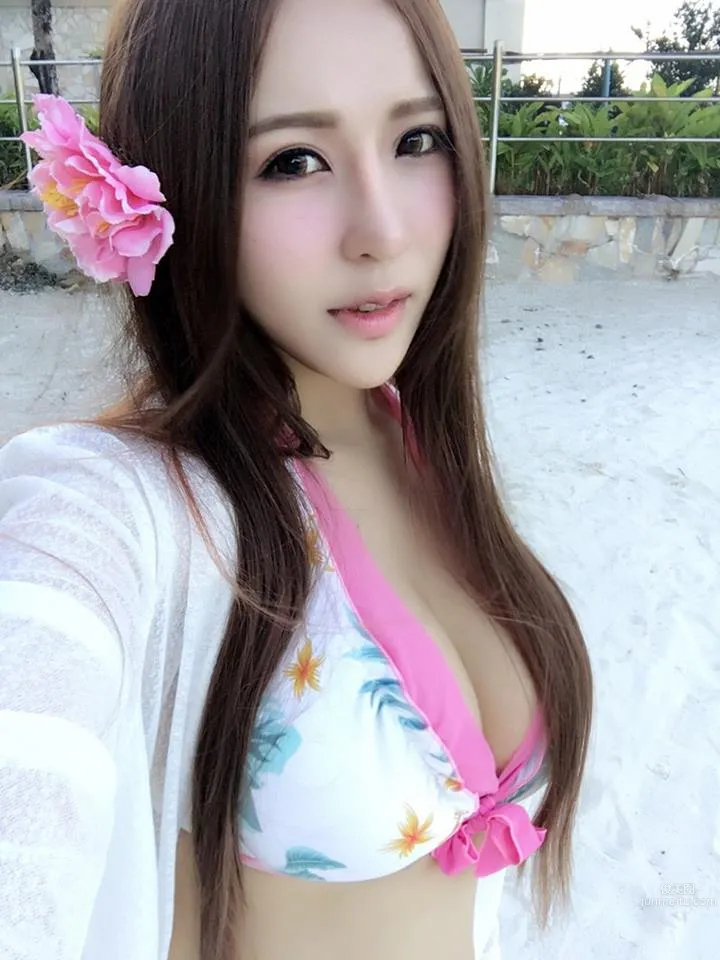 邱默默～甜美話題正妹身材太犯規！ 16