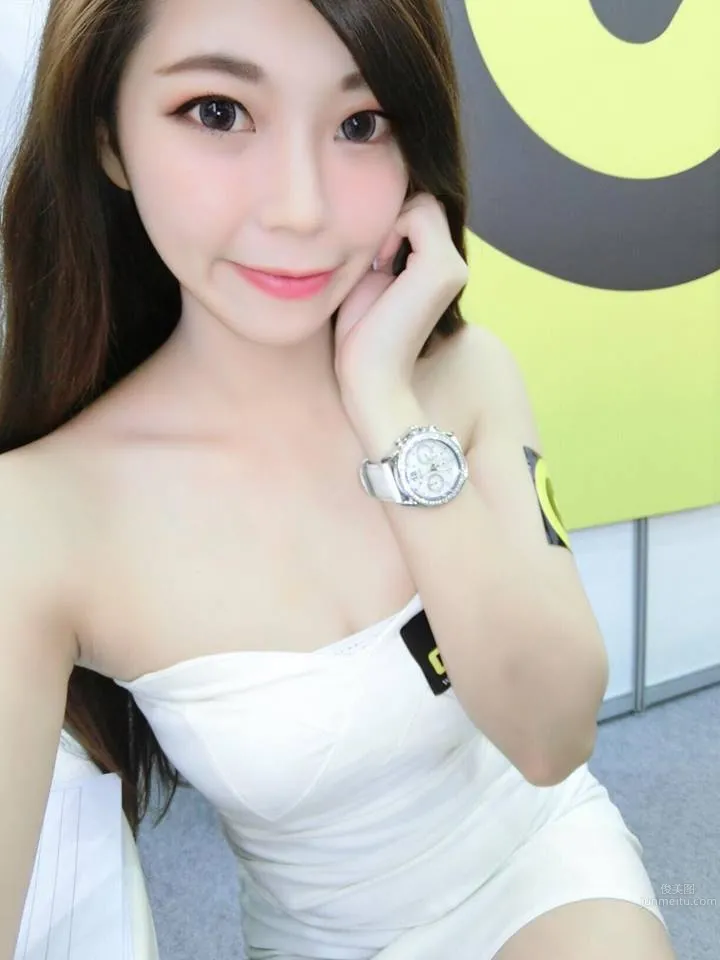 人氣SG正妹邱冰冰 場内場外的白皙美人 19