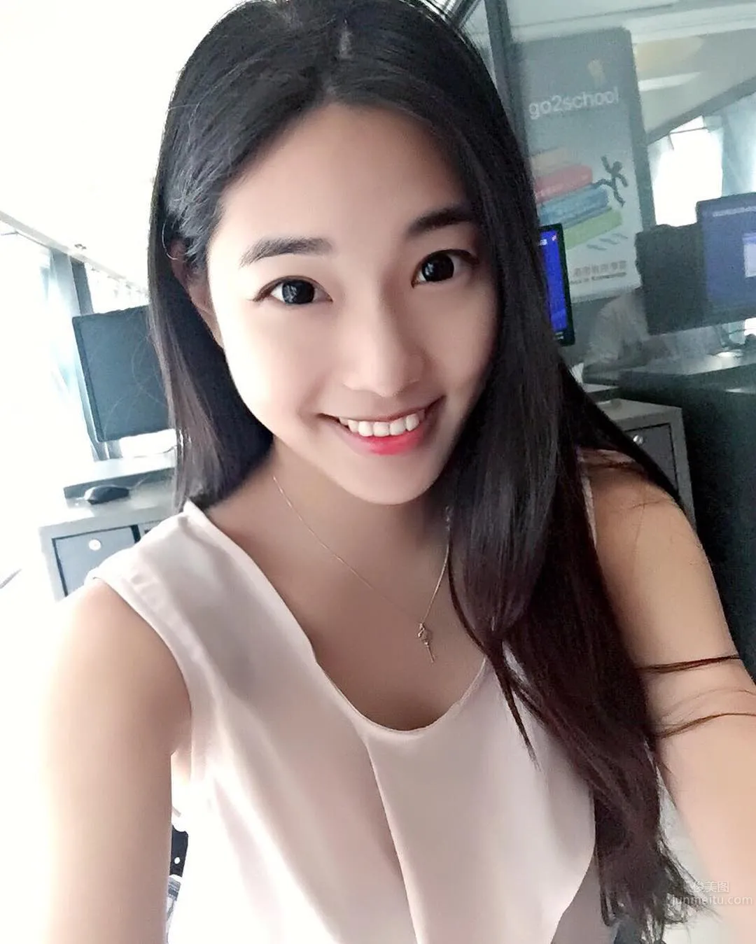 多才多藝鄭小奈 白皙蜜大腿身材好 15