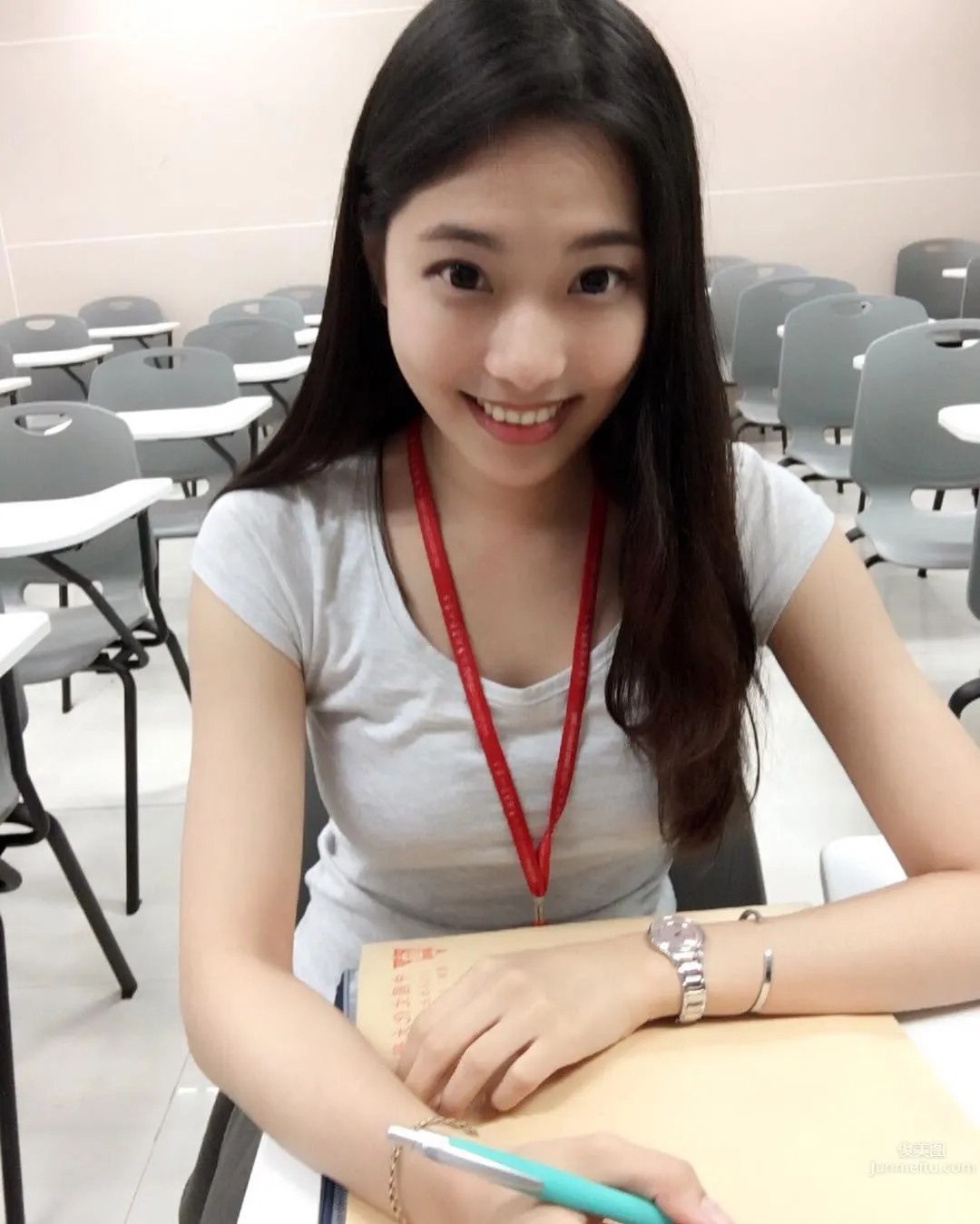 多才多藝鄭小奈 白皙蜜大腿身材好 4