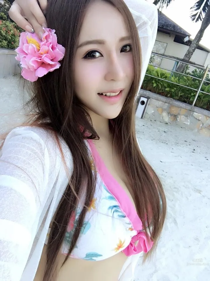 邱默默～甜美話題正妹身材太犯規！ 17