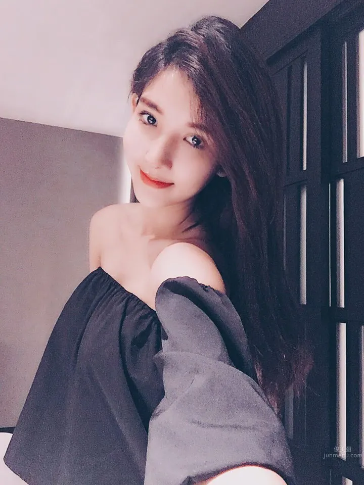 越南正妹Bùi Ngọc 混血五官精致而脱俗_1