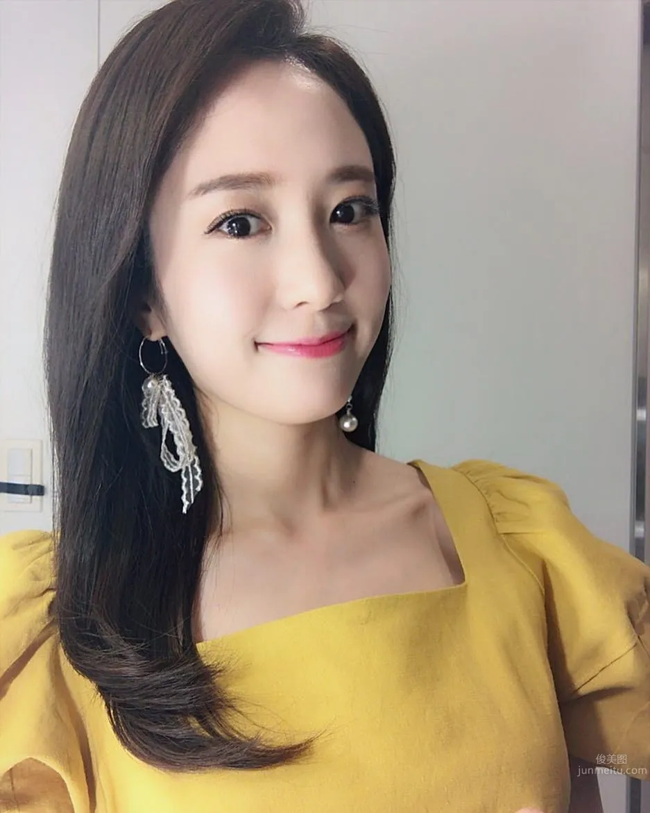 體育美女播報員鄭珠姬 氣質高雅身材高挑 17