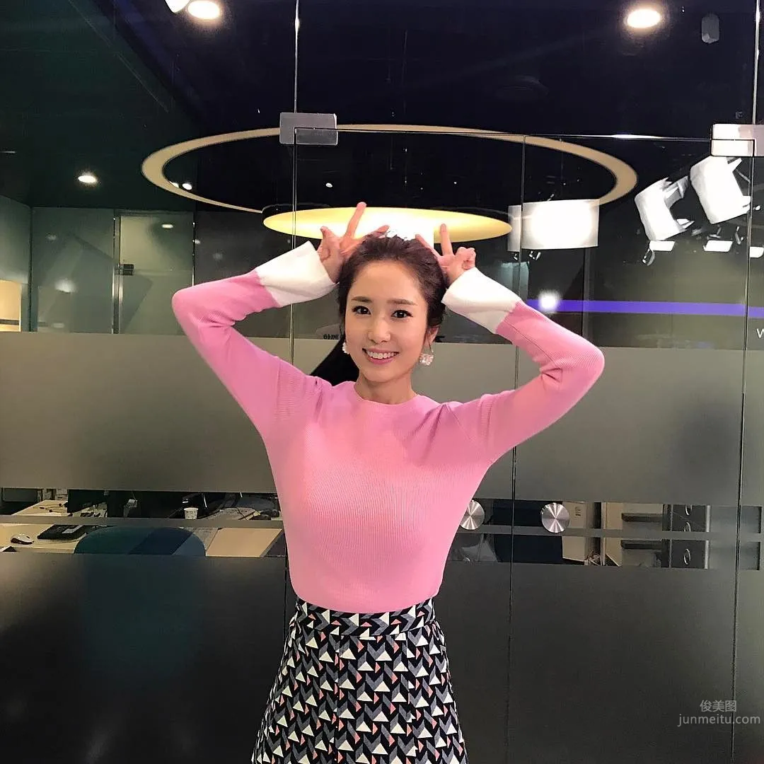 體育美女播報員鄭珠姬 氣質高雅身材高挑 4