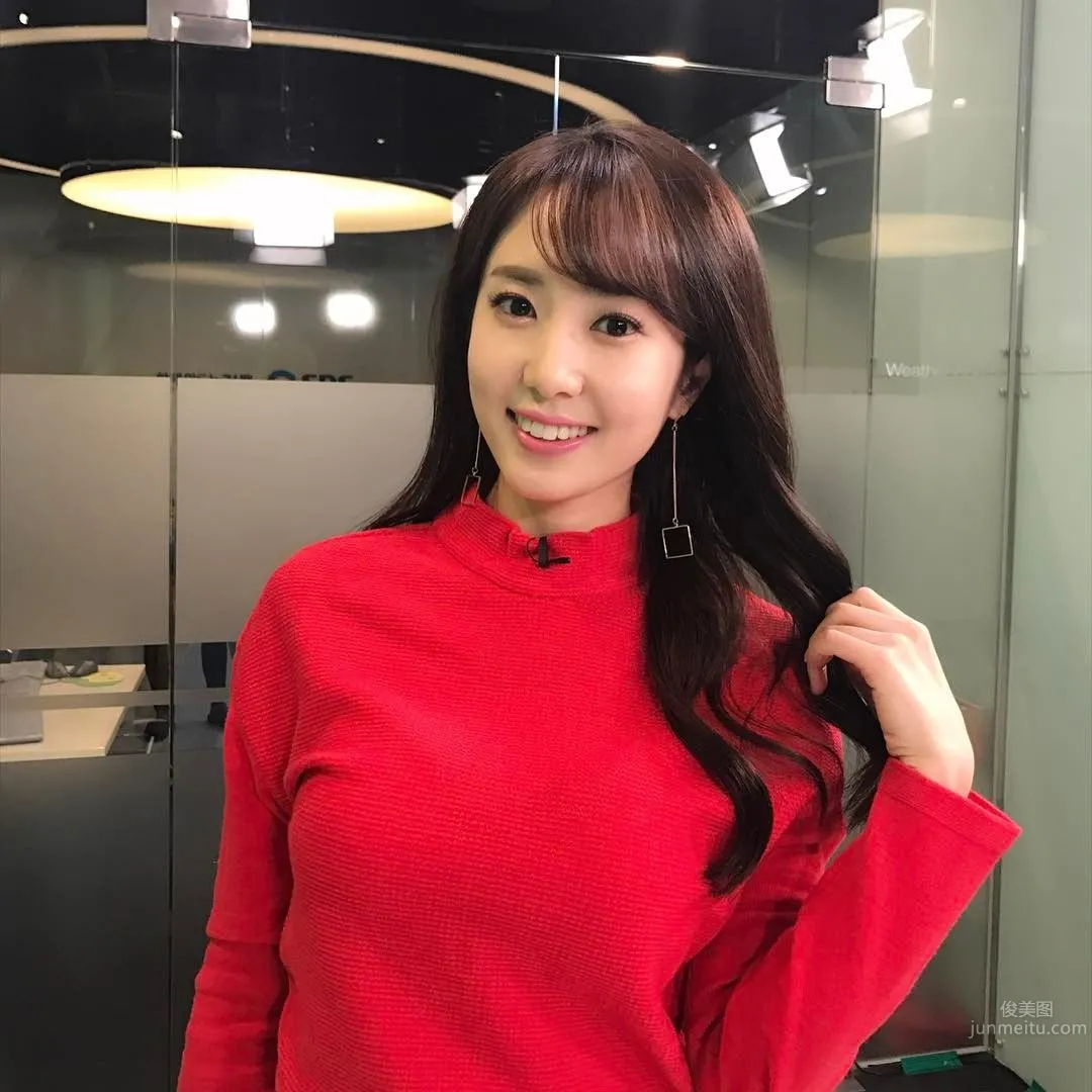 體育美女播報員鄭珠姬 氣質高雅身材高挑 1