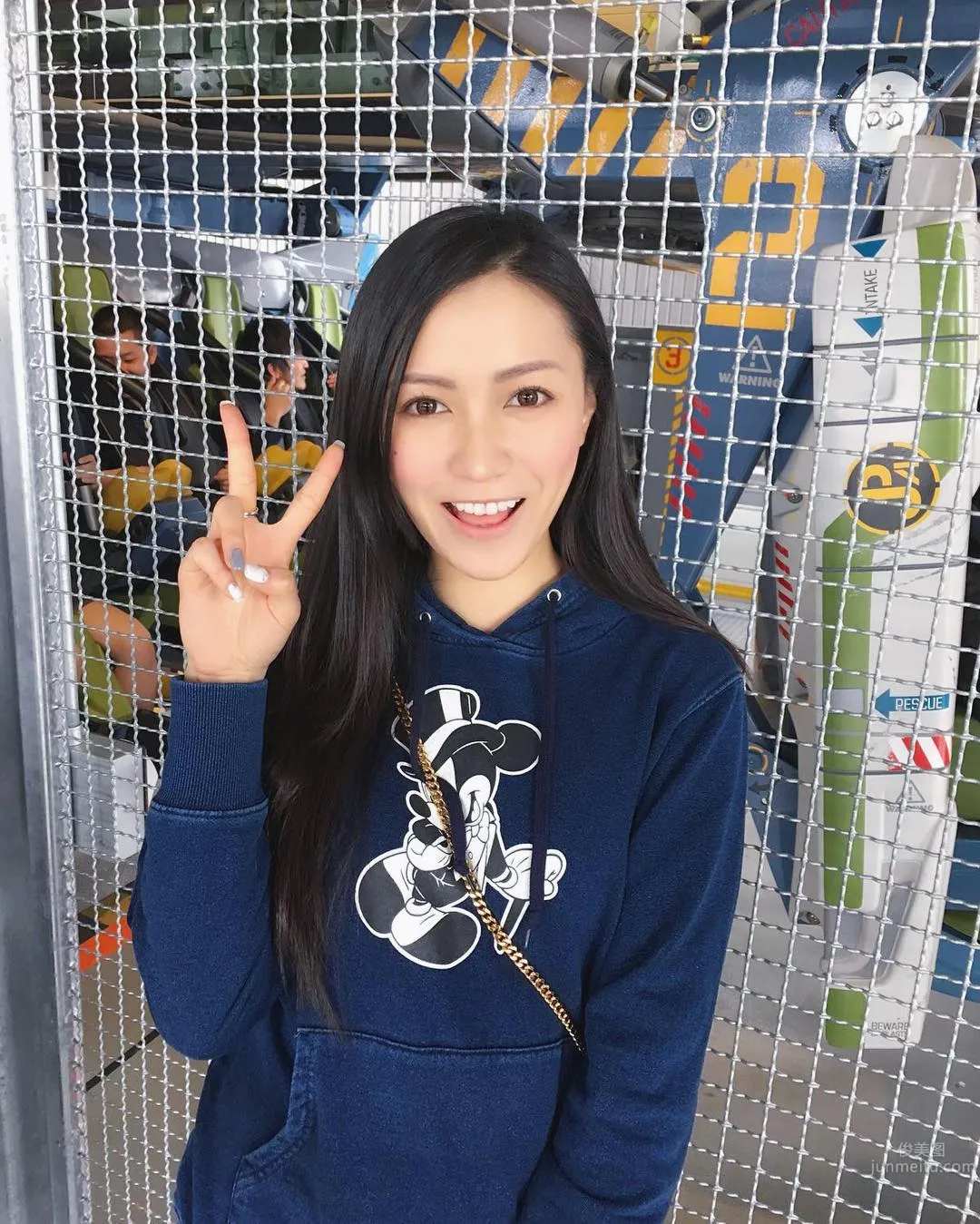 Hong Kong Model Zhang Xinxin Eye-Catching Street Photos photo 3