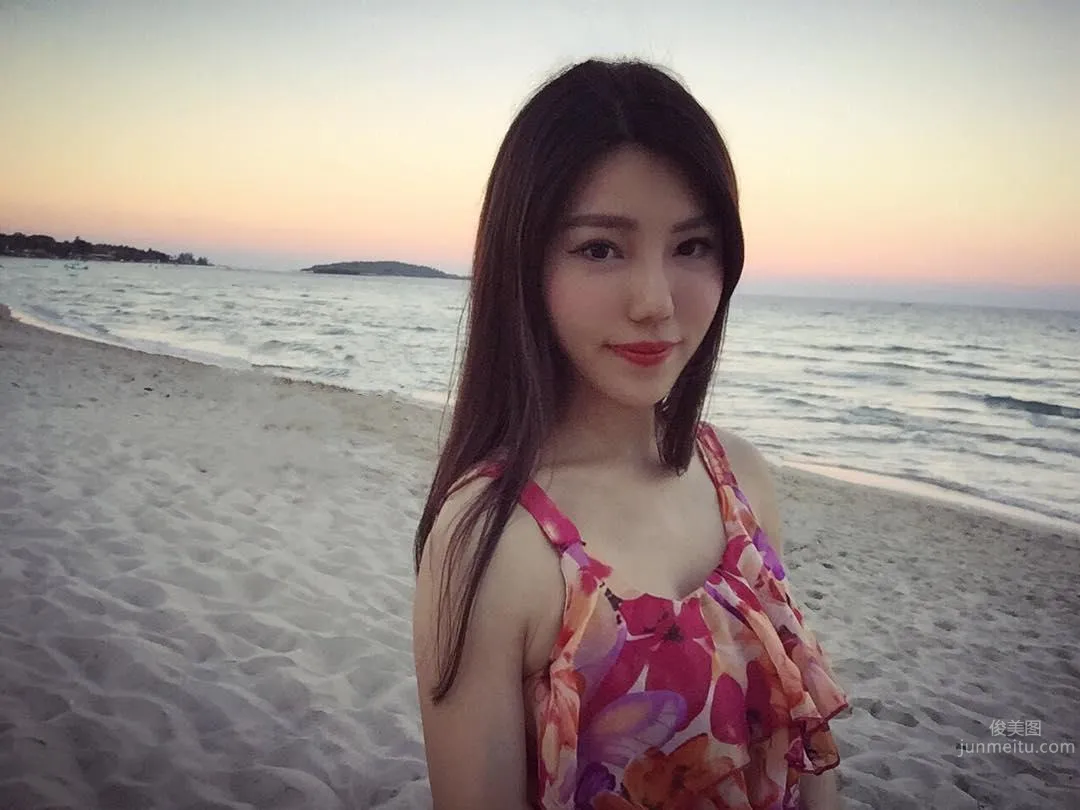 China Airlines Flight Attendant Livia Rong, Elegant Beauty Super Eye-Catching photo 3