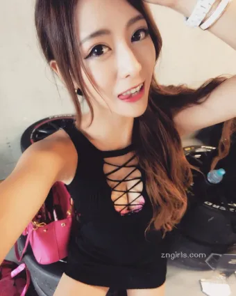 台灣正妹愛佳奈 超甜美娃娃音34D好身材