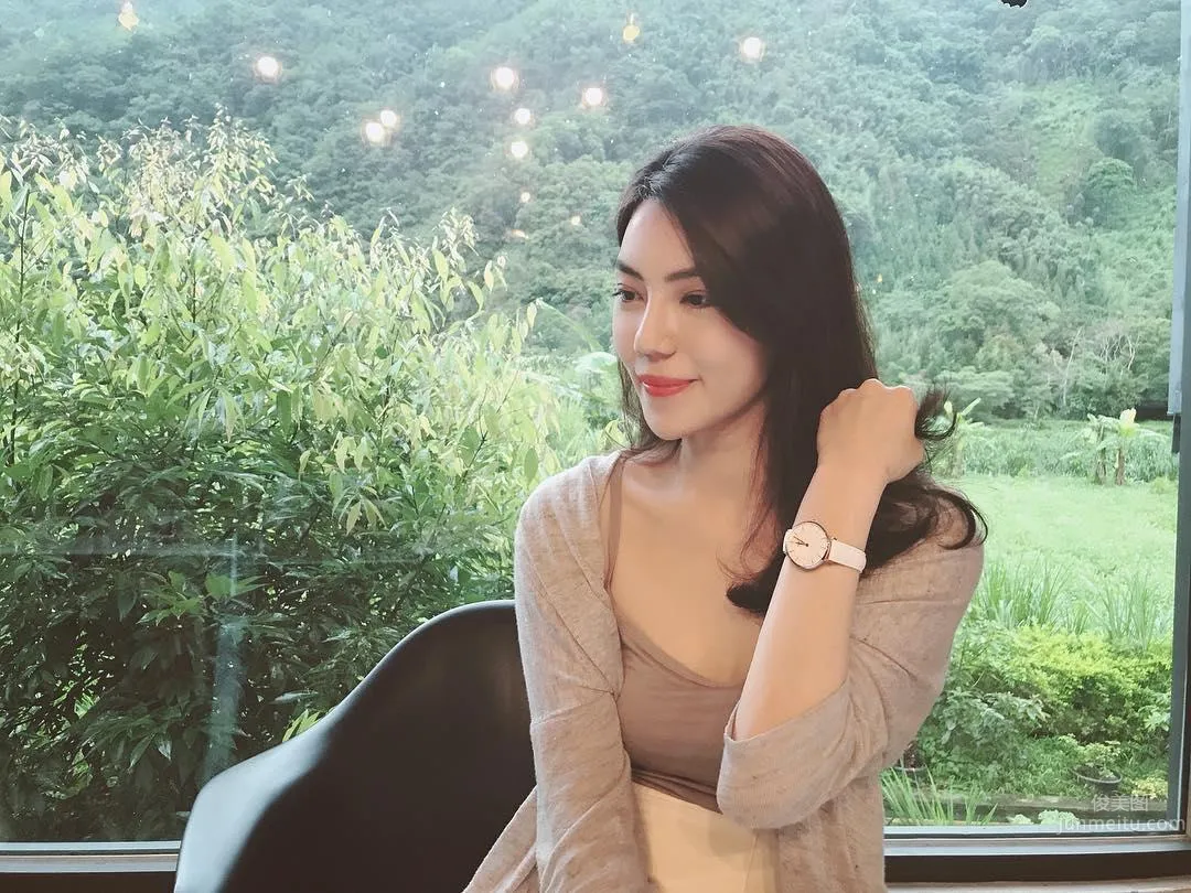 China Airlines Flight Attendant Livia Rong, Elegant Beauty Super Eye-Catching photo 36