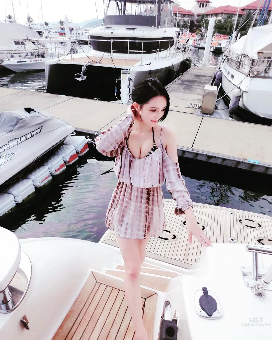 爆炸級的好身材！妹子「雷娜」成為海邊最美風景 7