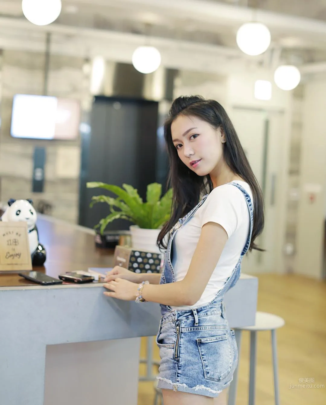 Hong Kong Model Zhang Xinxin Eye-Catching Street Photos photo 25