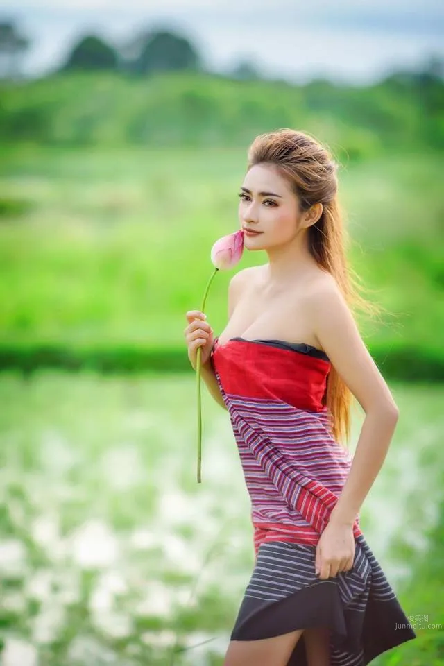 深邃美女Tanyaporn Heebkaew 田間地頭香車美女寫真 30
