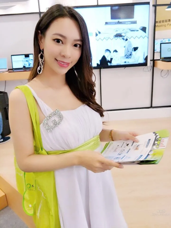 Sweet Beauty Xiaomai MaiMai, the Focus of Both Auto Shows and Game Shows photo 13