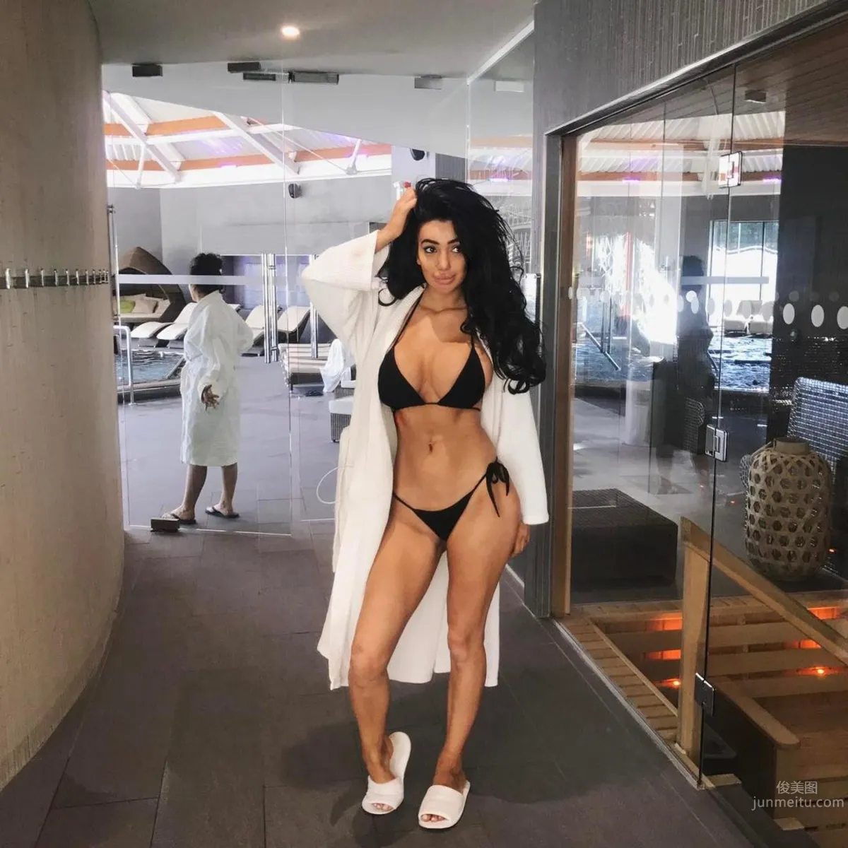 英國性感女星Chloe Khan 令人驚歎的魔鬼身材 14
